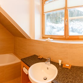 Skihotel: Badezimmer mit Badwanne - Trattlers Hof-Chalets