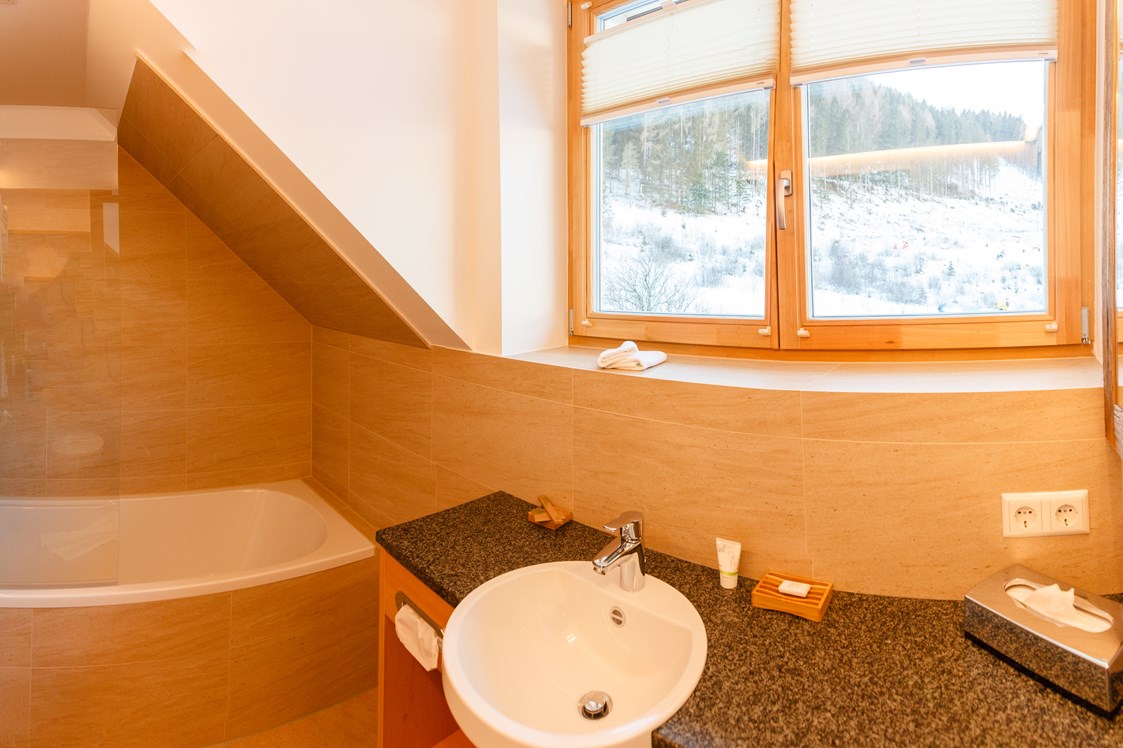 Skihotel: Badezimmer mit Badwanne - Trattlers Hof-Chalets