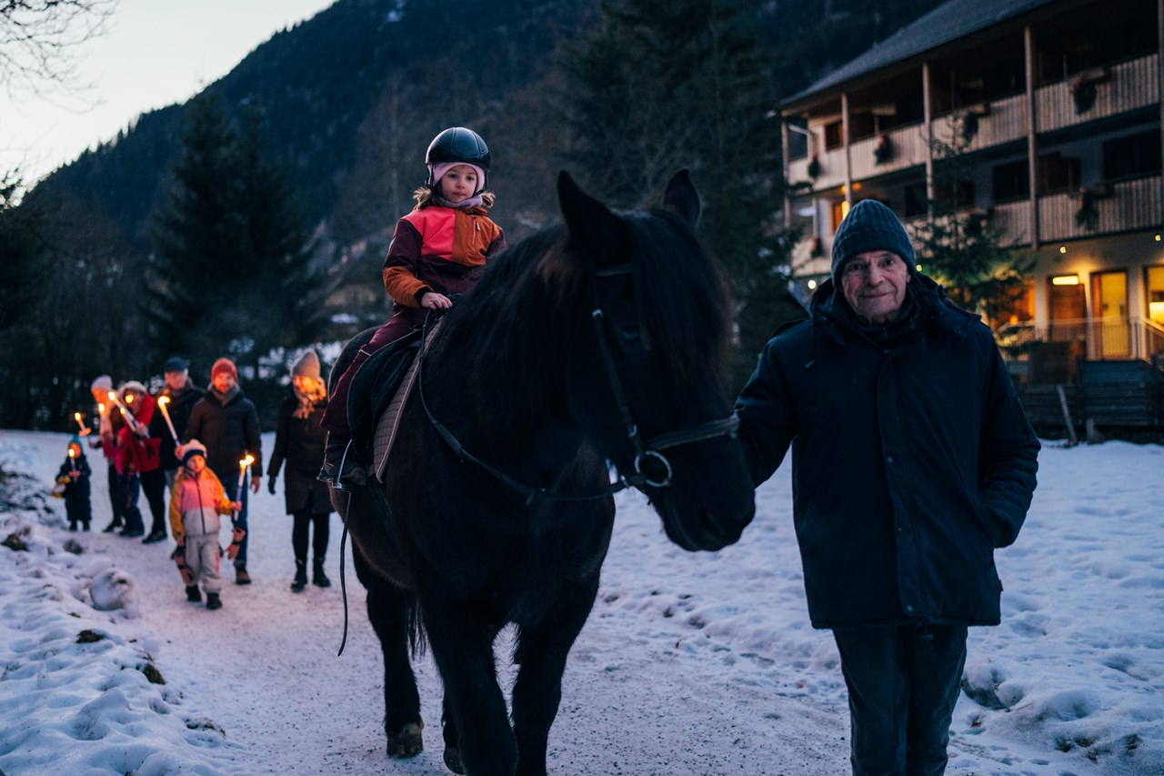 Hotel GUT Trattlerhof & Chalets****S Ausflugsziele Fackelwanderung mit Pferden