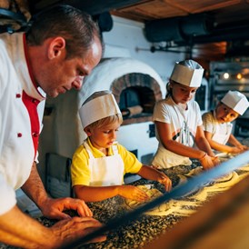 Skihotel: Pizzabackkurs für Kinder im Hüttenrestaurant Trattlers Einkehr - Hotel GUT Trattlerhof & Chalets****