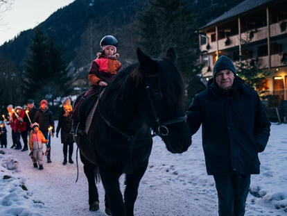 Hotels an der Piste - Hotel-Schwerpunkt: Skifahren & Therme - Albeck Obere Schattseite - Fackelwanderung mit Pferden - Hotel GUT Trattlerhof & Chalets****S