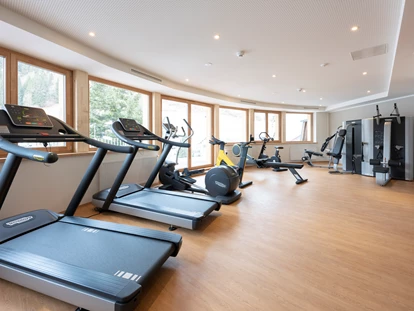 Hotels an der Piste - Hotel-Schwerpunkt: Skifahren & Therme - Albeck Obere Schattseite - Panorama Fitnessraum - Hotel GUT Trattlerhof & Chalets****S