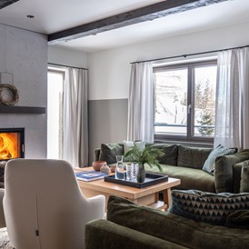 Skihotel: Großer, modernen Wohnbereich mit eignem Kamin - KAUZ - Design Chalets