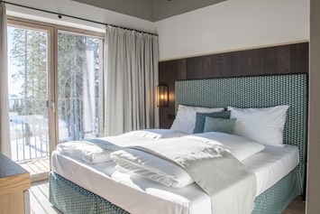 Skihotel: Boxspring-Doppelbetten sorgen für einen tiefen, erholsamen Schlaf im Skiurlaub - KAUZ - Design Chalets