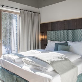 Skihotel: Boxspring-Doppelbetten sorgen für einen tiefen, erholsamen Schlaf im Skiurlaub - KAUZ - Design Chalets
