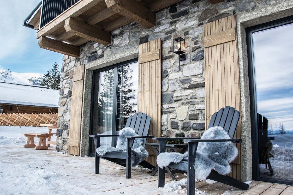 Skihotel: Gemütliche, überdachte Terrasse - KAUZ - Design Chalets
