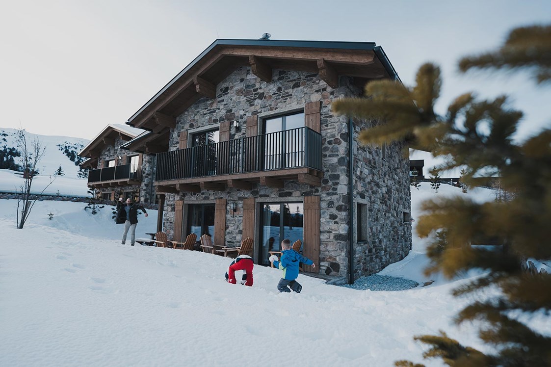 Skihotel: Großer, privater Garten für Spiel & Spaß im Schnee - KAUZ - Design Chalets