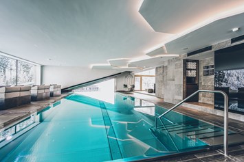 Skihotel: Infinity Pool mit Pistenblick - Elizabeth Arthotel