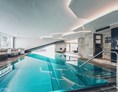 Skihotel: Infinity Pool mit Pistenblick - Elizabeth Arthotel