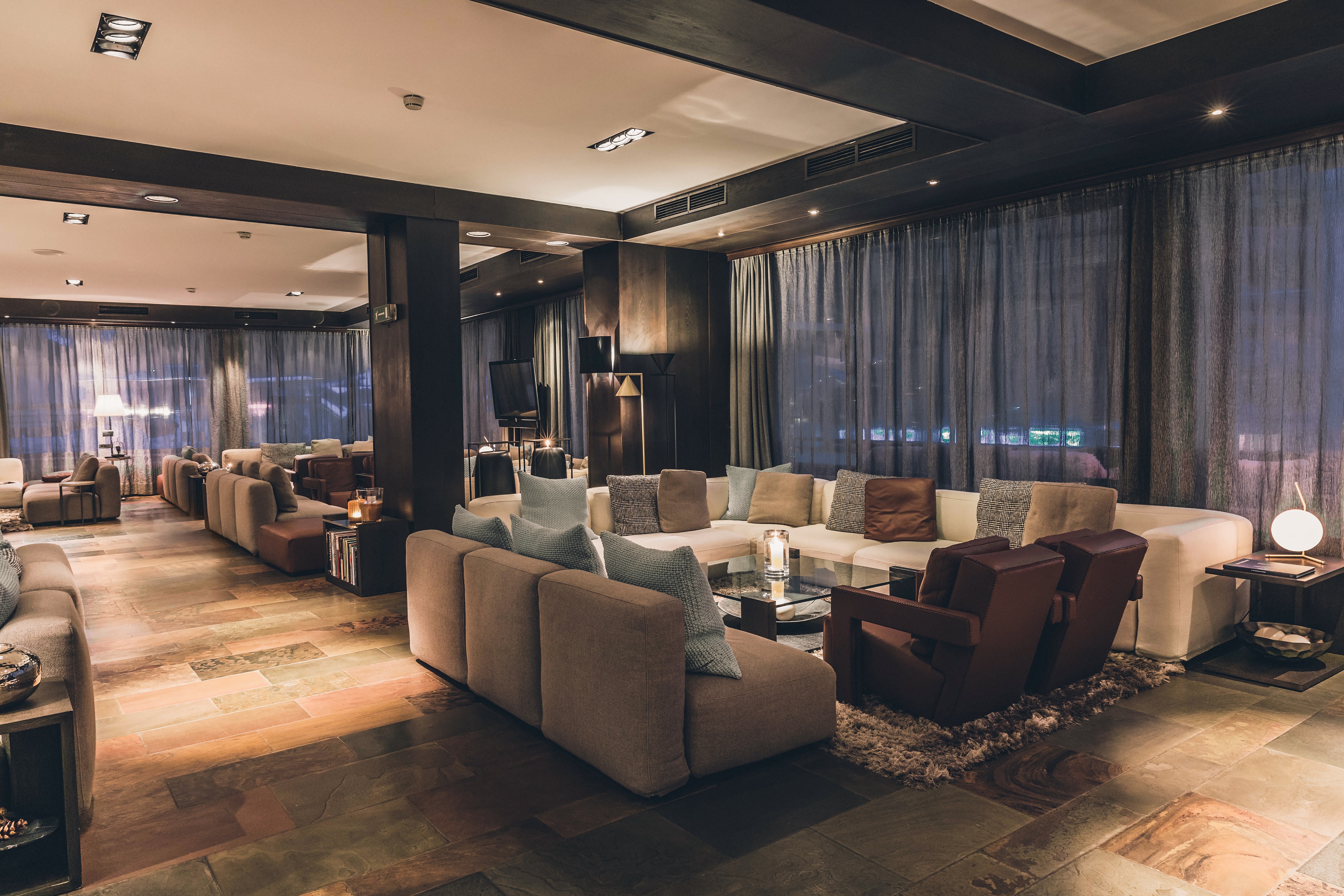 Skihotel: Lounge mit offenem Kamin - Elizabeth Arthotel - Adults Only