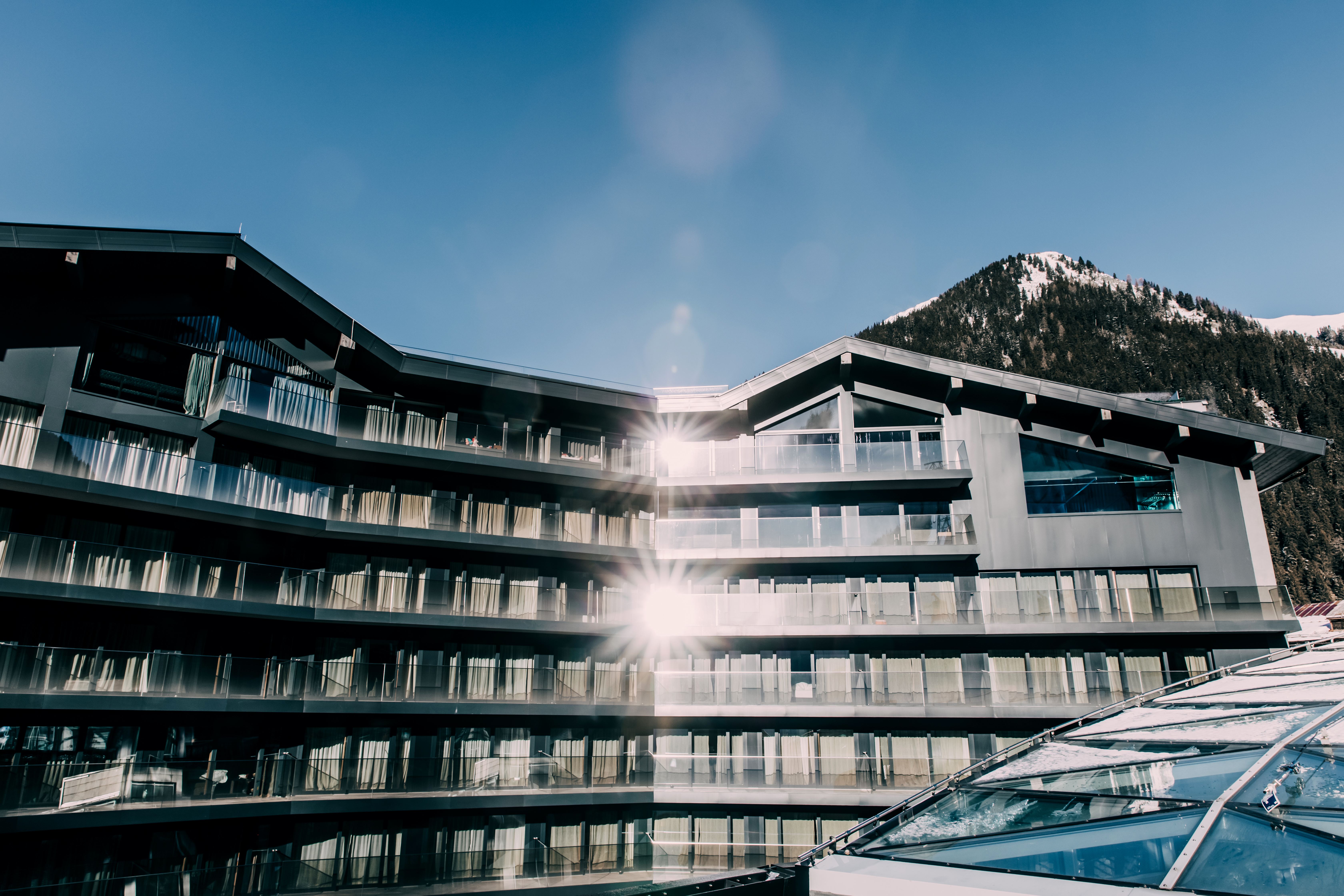 Skihotel: Fassade mit Pool - Elizabeth Arthotel - Adults Only