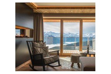 Skihotel: gemütlich im Schaukelstuhl die Aussicht genießen - Panorama Alm