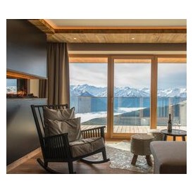 Skihotel: gemütlich im Schaukelstuhl die Aussicht genießen - Panorama Alm