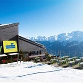 Skihotel - Ansicht Alpenlodge mit Terrase - Alpenlodge Kühboden Fiescheralp