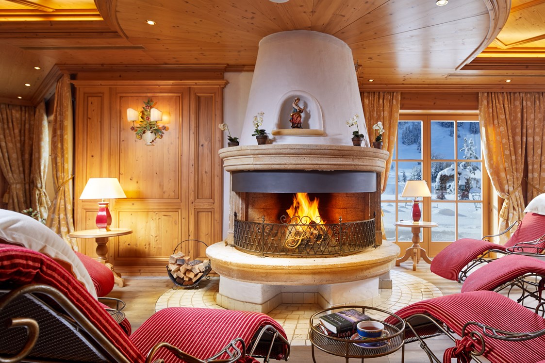Skihotel: Ruheraum mit offenem Kamin - Hotel Singer - Relais & Châteaux