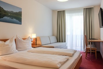 Skihotel: Doppelzimmer mit einem Doppelbett und zusätzlicher Schlafcouch oder Stockbett  - Familienhotel Botenwirt ***S