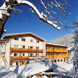 Skihotel: Außenansicht im Winter - Familienhotel Botenwirt ***S