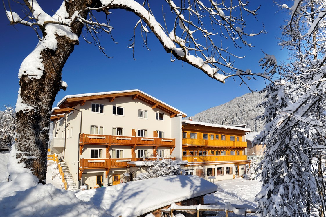 Skihotel: Außenansicht im Winter - Familienhotel Botenwirt ***S