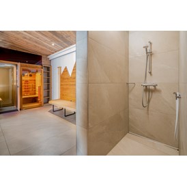 Skihotel: Wellnessbereich - Dampfsauna - Finnische Sauna - Infrarotkabinen -
Aufgang zum Pool  - Innen  - Hotel vitaler Landauerhof