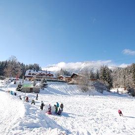 Skihotel: Spielplatz  für Kinder im Winter
Rodeln - 1. Skilauf für Anfänger - Hotel vitaler Landauerhof