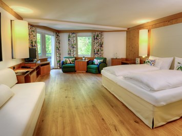 Gartenhotel Theresia****S - das "Grüne" authentische Hotel der Familie Brettermeier Zimmerkategorien Reiterkogel