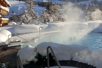 Skihotel: Outdoor-Schwimmbad (31° C) & Whirlpool (38° C) - Erstklassig & down to Earth - das bio-zertifizierte Gartenhotel Theresia****S 