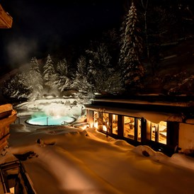Skihotel: Pool und Relaxgebäude "by night" - Erstklassig & down to Earth - das bio-zertifizierte Gartenhotel Theresia****S 