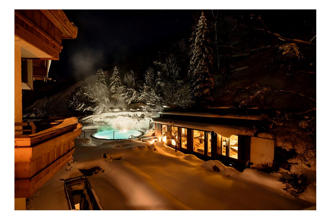 Skihotel: Pool und Relaxgebäude "by night" - Erstklassig & down to Earth - das bio-zertifizierte Gartenhotel Theresia****S 