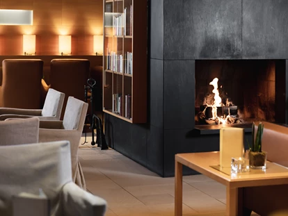 Hotels an der Piste - Skikurs direkt beim Hotel: für Kinder - Gemütliche Hotelhalle mit 2 offenen Kaminen und Bibliothek - Familien- & Gartenhotel Theresia****S