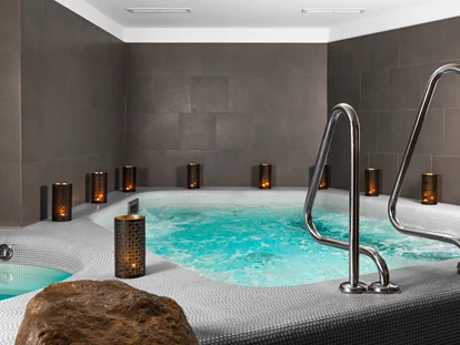 Hotels an der Piste - Skikurs direkt beim Hotel: für Kinder - Whirlpool (38° C) und Kaltwassertauchbecken im Erwachsenen-Saunabereich - Familien- & Gartenhotel Theresia****S