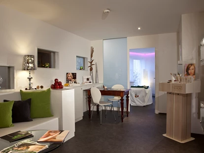 Hotels an der Piste - Skikurs direkt beim Hotel: für Kinder - SPA-Rezeption - Familien- & Gartenhotel Theresia****S