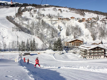 Hotels an der Piste - Skikurs direkt beim Hotel: für Kinder - Skischulübungsgelände vis à vis vom Hotel - Familien- & Gartenhotel Theresia****S