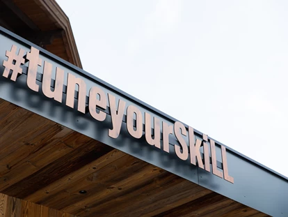 Hotels an der Piste - Skikurs direkt beim Hotel: für Kinder - Partner-Skischule SKiLL nur 80 m vom Hotel entfernt - ausgezeichnet als beste Skischule & Skistore Österreichs 2020 und 2022 - Familien- & Gartenhotel Theresia****S