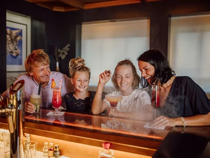 Hotels an der Piste - Skikurs direkt beim Hotel: für Kinder - Bar - Familien- & Gartenhotel Theresia****S
