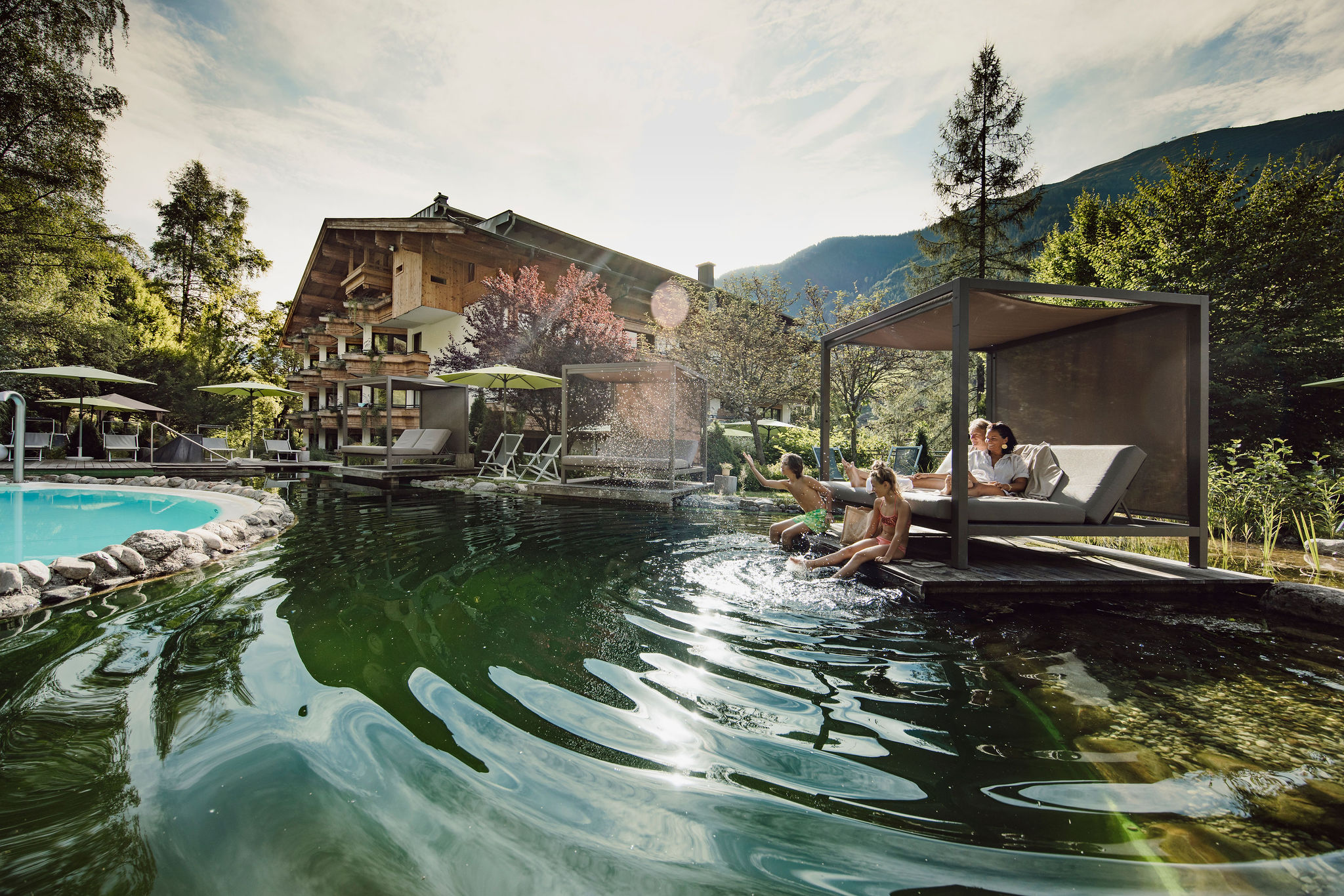 Skihotel: Gartenhotel Theresia
Gartenanlage mit Schwimmbecken, Naturschwimmteich, Whirlpool... - Familien- & Gartenhotel Theresia****S