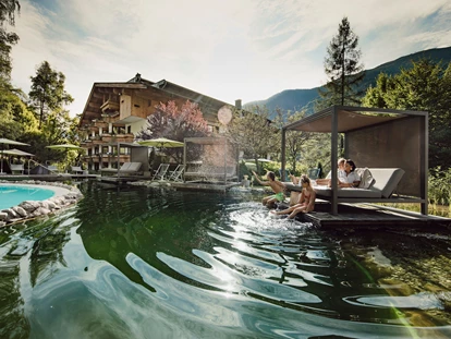 Hotels an der Piste - Skikurs direkt beim Hotel: für Kinder - Gartenhotel Theresia
Gartenanlage mit Schwimmbecken, Naturschwimmteich, Whirlpool... - Familien- & Gartenhotel Theresia****S