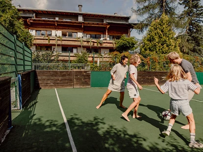 Hotels an der Piste - Skikurs direkt beim Hotel: für Kinder - Gartenhotel Theresia
Ballsportplatz - Familien- & Gartenhotel Theresia****S