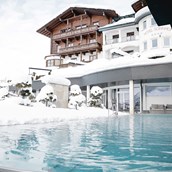 Hotels an der Piste: Außenansicht mit Außenpool - Sonnhof Alpendorf
