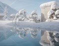 Skihotel: Außenpool im Winter mit schneebedeckter Gartenfläche - Sonnhof Alpendorf