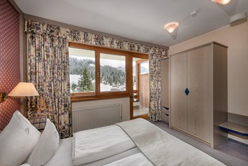 Skihotel: Elternschlafzimmer in der Familien-Luxussuite "Max & Moritz" - Hotel St. Oswald