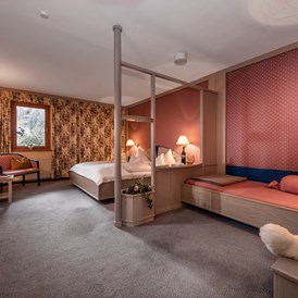 Skihotel: Schlafzimmer Grande Suite superieur Sterntaler mit 3 Betten - Hotel St. Oswald